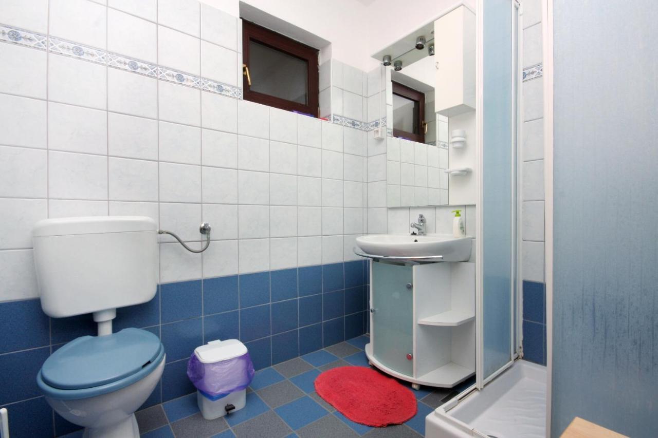 Apartments And Rooms With Parking Space Vrbnik, Krk - 5301 Exterior foto