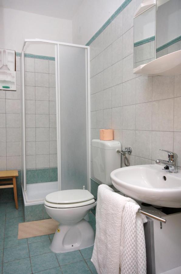 Apartments And Rooms With Parking Space Vrbnik, Krk - 5301 Exterior foto